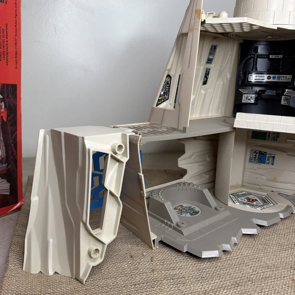 Robo Force Fortress Of Steele Ideal vintage playset, 4 Figurines, and orig box